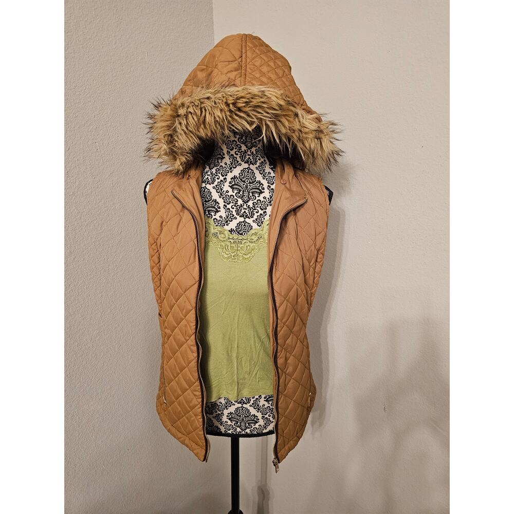 C'Esttoi Vest Womens Medium Camel Quilted Faux Fur Hooded Sleeveless Jacket